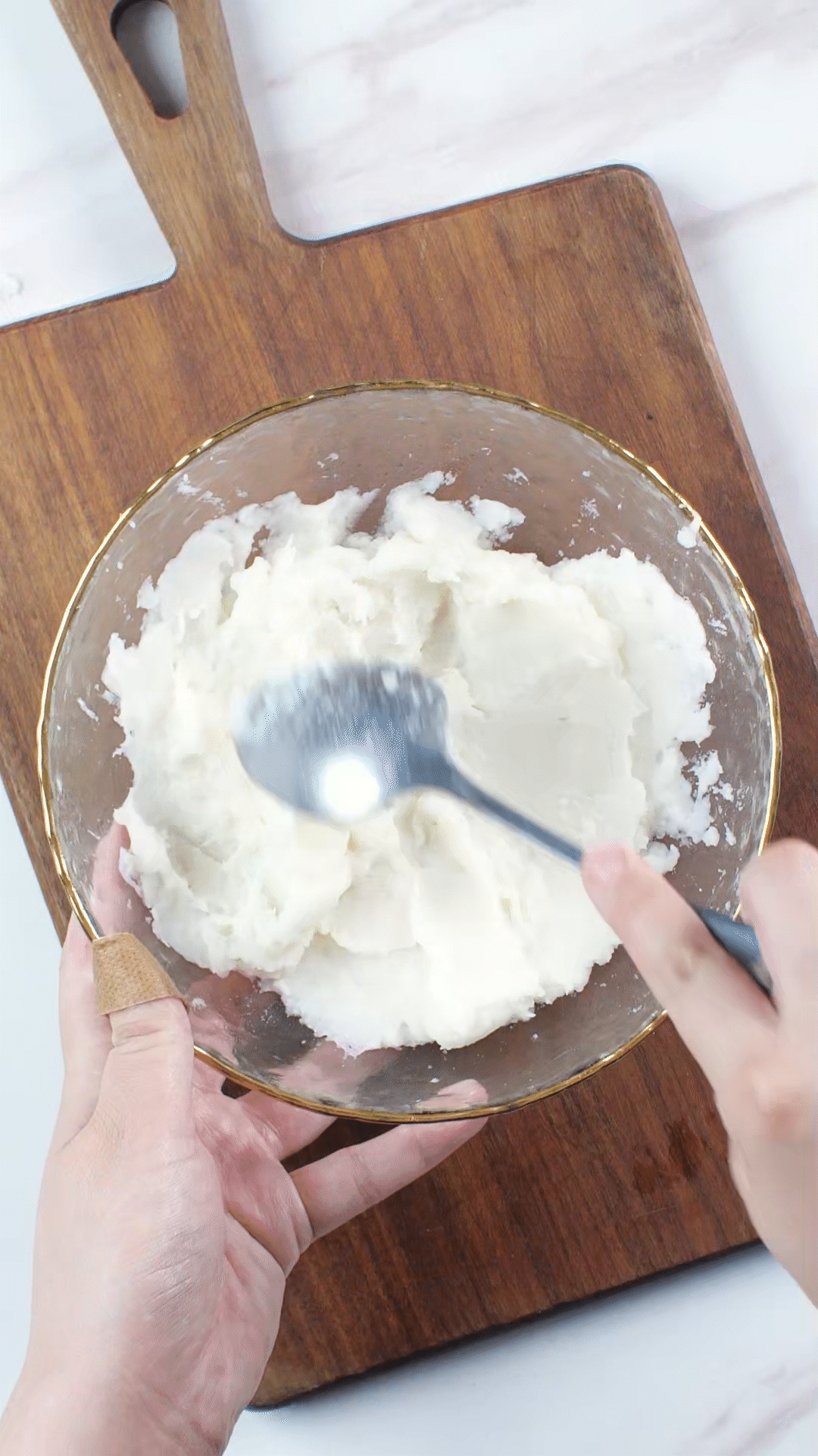 山藥去皮蒸熟，用涂抹奶酪、海鹽、橄欖油調(diào)味