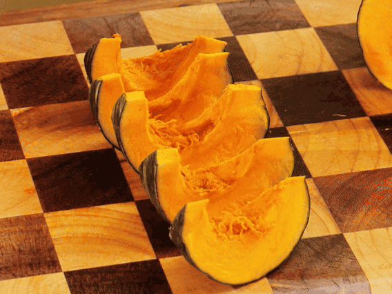 貝貝南瓜去瓤切小塊；干香菇熱水泡發(fā)，切條