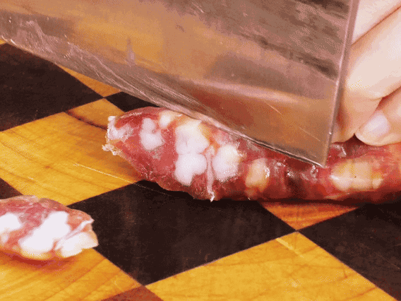 香腸少油煸出香味，下南瓜、板栗、香菇翻炒。2勺生抽、1勺老抽、1勺蠔油、1勺鹽、半勺糖調(diào)味