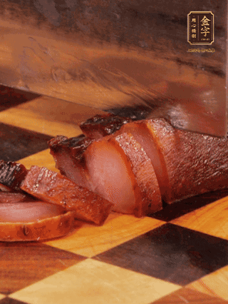 金字醬肉，煮熟切條；蓮藕去皮，切成條狀，焯水2分鐘