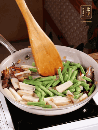 加少許生抽、蠔油、料酒、雞精調(diào)味，少許清水燜2分鐘，炒至豆角皺皮即可