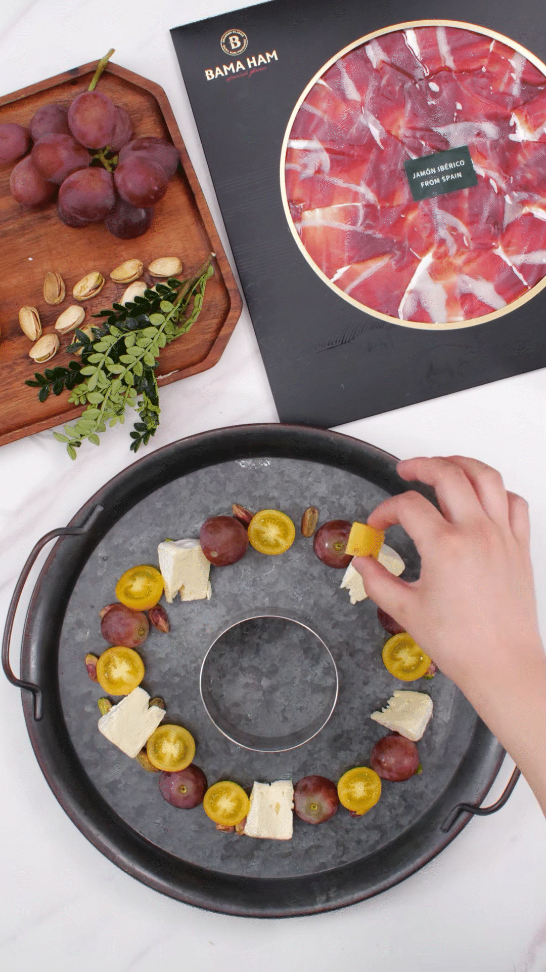 準(zhǔn)備一個(gè)大盤子，中間放上模具（或是一個(gè)空碗）預(yù)留空位，沿著磨具把食材擺盤成花環(huán)裝