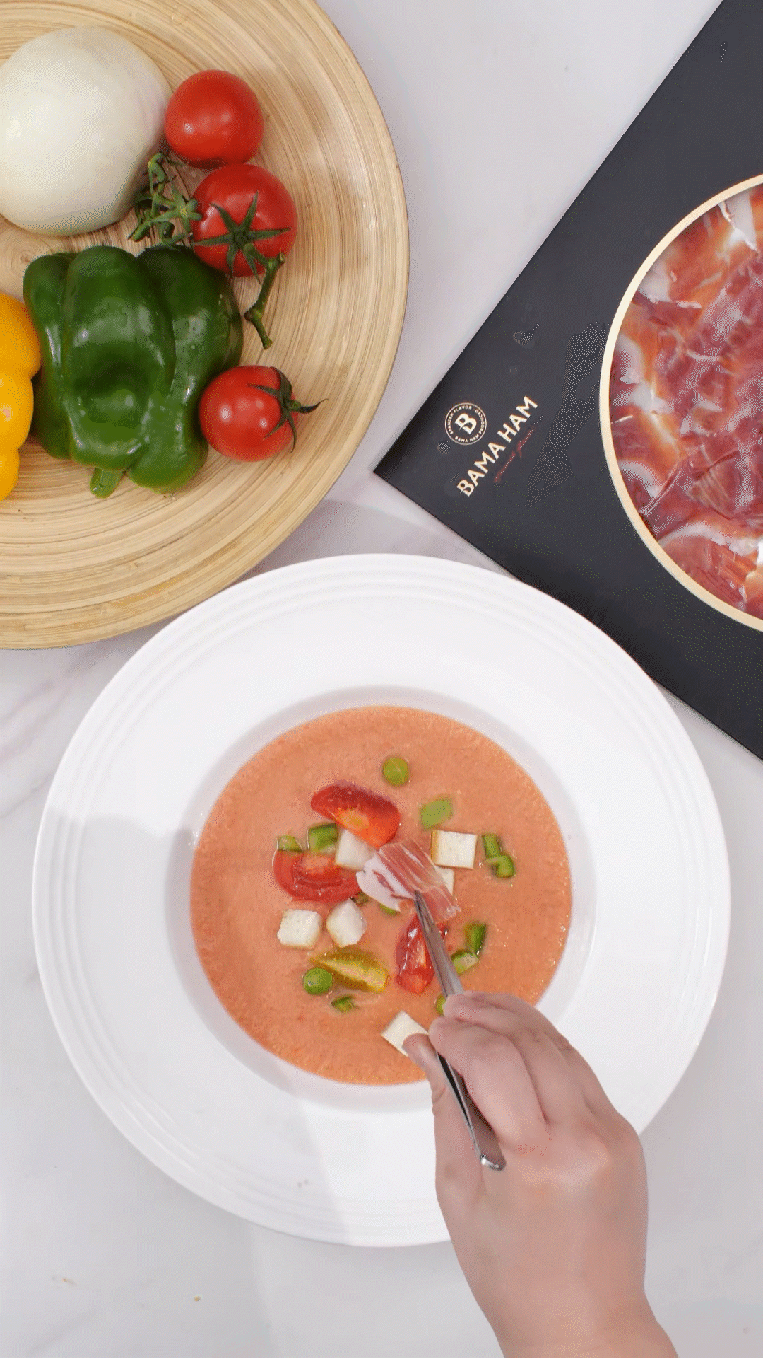 擺盤時(shí)，加入青豆，面包丁，黃瓜丁，烤面包丁，番茄丁