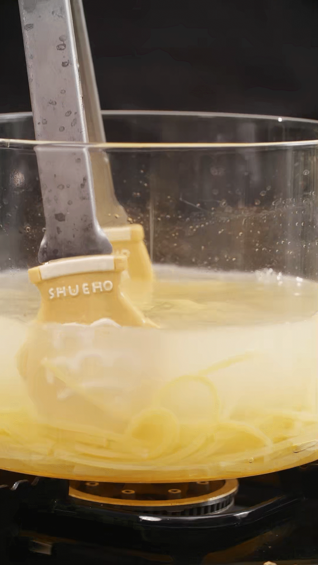 將意面煮熟，到自己喜歡的熟度。撈出過冷水，瀝干
