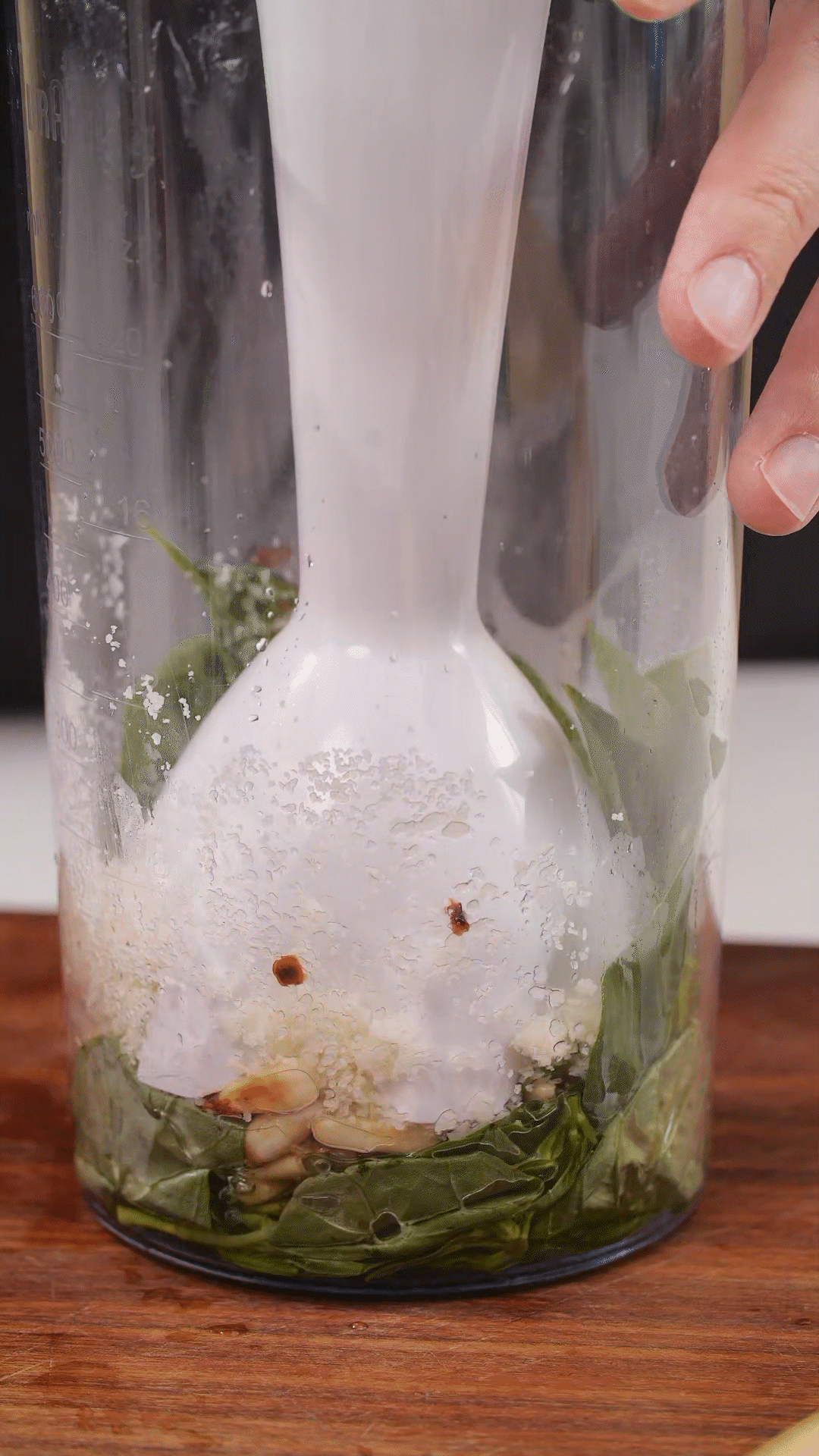 加入松子、現磨芝士碎、大蒜、鹽和檸檬汁、橄欖油，用手持料理機攪打細膩均勻
