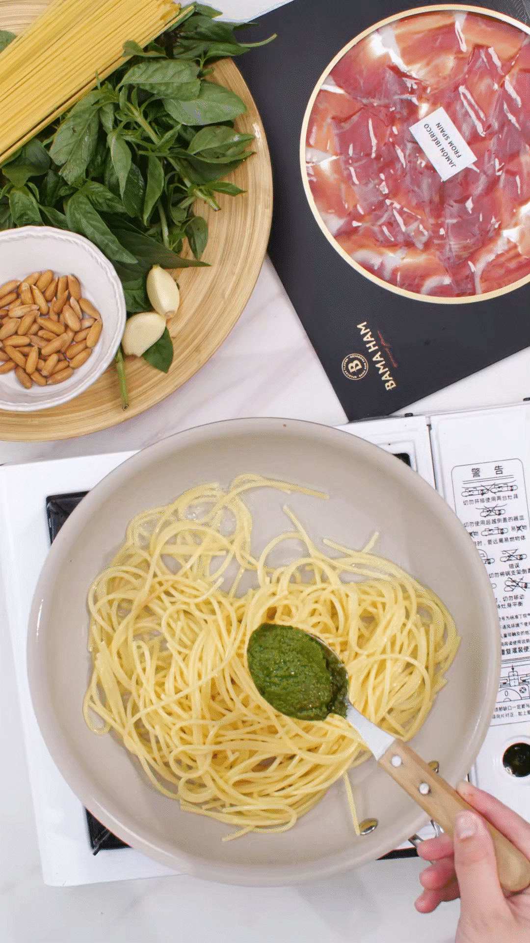 鍋中加入橄欖油，放入意面和青醬攪拌均勻裝盤
