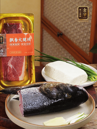 花鰱魚頭處理干凈（刮黑膜、除貼骨血、拔魚牙、剪魚鰭、刮凈魚肉表面雜質(zhì)），從中間劈開成兩半，擦干水分