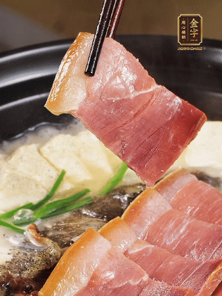 加入一丟丟鹽，撒點(diǎn)胡椒粉，蔥段點(diǎn)綴