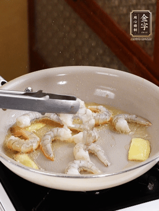 秘制煲仔飯醬油：2勺蒸魚豉油、半小勺糖、1大勺清水?dāng)嚢杈鶆蛑?分鐘