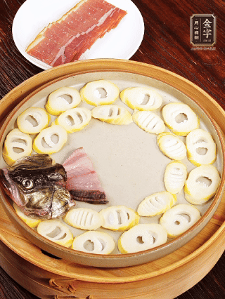 取一個深一點的盤子，按照“春筍墊底、魚肉居中、火腿蓋頂”的順序擺放。魚頭和魚尾擺在兩端，還原整魚形狀