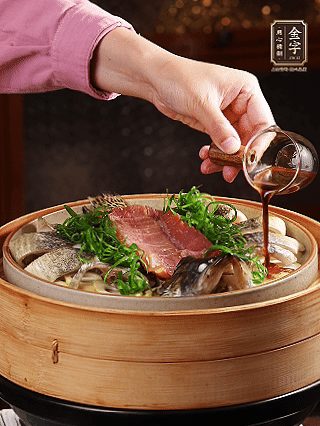 蒸魚時做蒸魚醬汁：鍋中少油，蔥白段、姜片、蒜片、洋蔥絲爆香，加2勺蒸魚豉油、3勺清水、一點白糖煮沸。（比單純淋蒸魚豉油香得多）