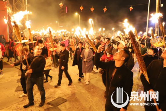 晉江山前村“火把節(jié)”巡游 數(shù)千村民匯成千米“火龍”