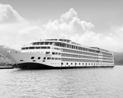 萬(wàn)噸級(jí)豪華游輪“長(zhǎng)江貳號(hào)”首次駛?cè)胛錆h(圖)