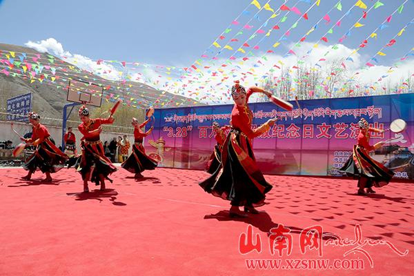 瓊結(jié)群眾載歌載舞紀(jì)念百萬(wàn)農(nóng)奴解放56周年(組圖)