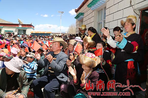 瓊結(jié)群眾載歌載舞紀(jì)念百萬(wàn)農(nóng)奴解放56周年(組圖)