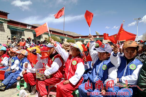 瓊結(jié)群眾載歌載舞紀(jì)念百萬(wàn)農(nóng)奴解放56周年(組圖)