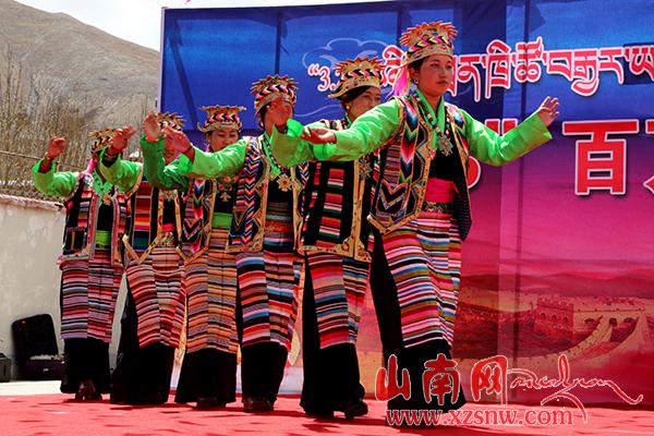 瓊結(jié)群眾載歌載舞紀(jì)念百萬(wàn)農(nóng)奴解放56周年(組圖)
