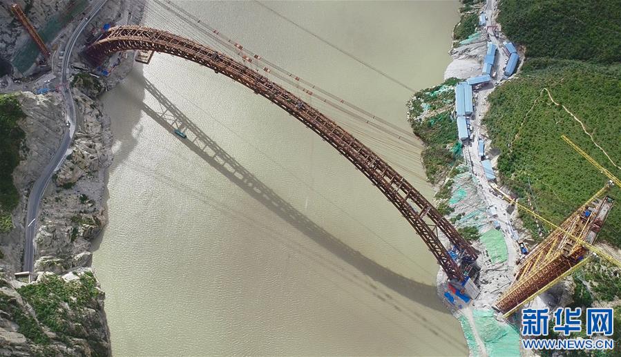 (經(jīng)濟(jì))(4)川藏鐵路拉林段重點(diǎn)標(biāo)志性工程藏木特大橋合龍